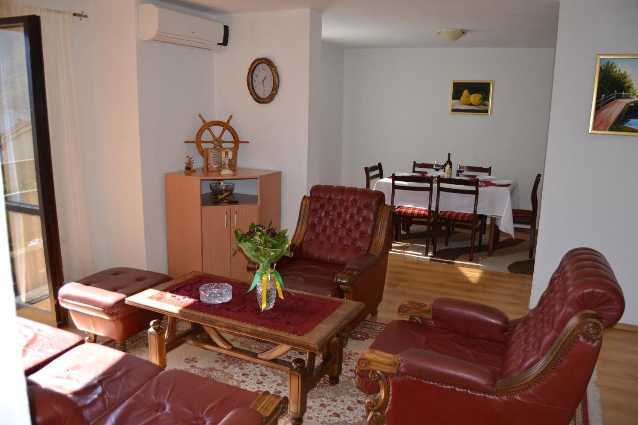 Apartments Dobrisa Котор Екстериор снимка
